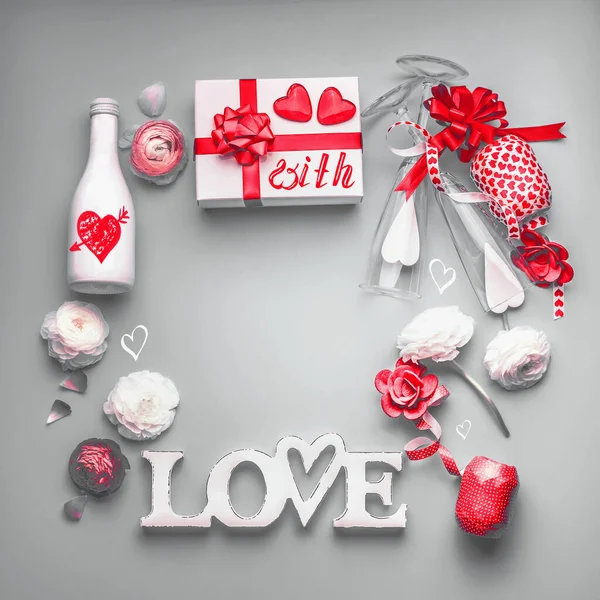 バレンタインデーの背景 ギフトボックスと赤い弓で作られた愛のお祭りの組成 メガネ 心とパーティーアクセサリーとシャンパンのボトル 愛のメッセージで フラットレイフレーム — ストック写真