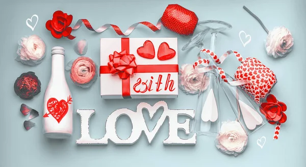 バレンタインデーのレイアウト ギフトボックス 赤い弓で作られた愛のお祭りの組成 メガネ 心とパーティーアクセサリーを持つシャンパンのボトル 愛のメッセージで フラットレイフレーム — ストック写真