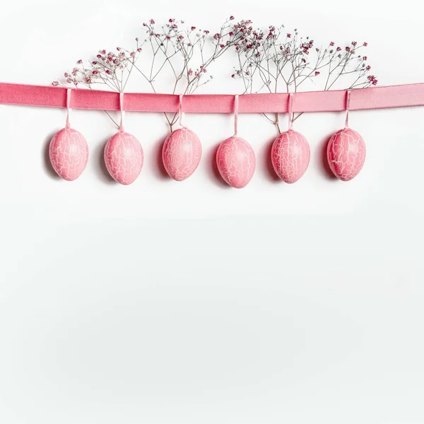 Пасхальный Фон Висящими Пастельно Розовыми Пасхальными Яйцами Ленте Белыми Цветами — стоковое фото
