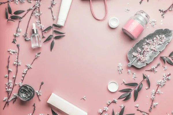 化妆品的概念 面部护肤产品和纸购物袋 粉红底色 樱花叶色 顶视图 复制空间为您的设计 美丽博客的布局 平躺在床上 — 图库照片
