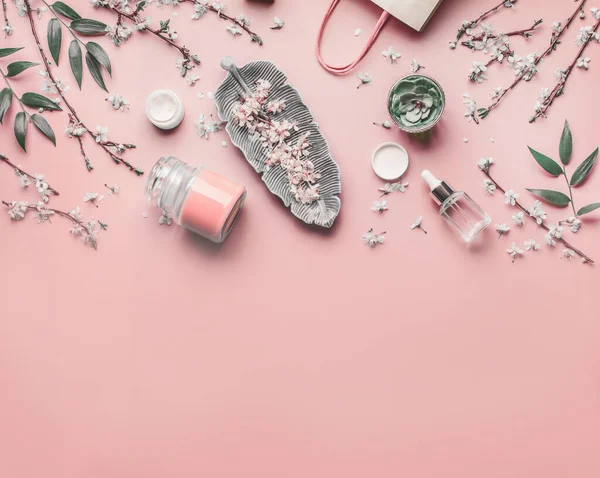 化妆品和皮肤护理的概念 各种面部抗老化产品 粉红底色 樱花叶色 顶视图 复制空间为您的设计 美丽博客的布局 平躺在床上 — 图库照片