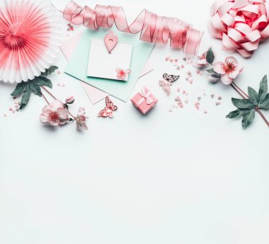 Tebrik kartı, pastel pembe kalp, çiçekler, parti kâğıdı yelpazesi, kurdele ve dekorasyonla süslenmiş güzel bir arka plan. Düz yatıyordu. Anneler gününe, düğüne, doğum gününe