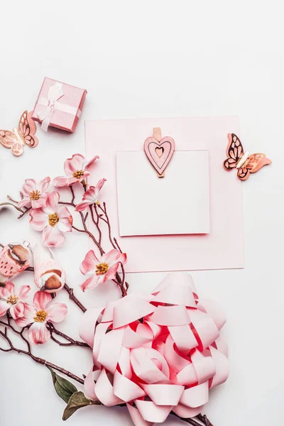别致的贺卡上挂满了花朵 小礼品盒和红心 衬托在白色的背景上 尽收眼底 母亲节 生日或抽象的爱情概念 平躺在床上Blog — 图库照片