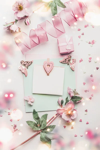 Schöne Grußkartenkomposition Pastellfarbe Mit Attrappe Blumen Und Kleiner Geschenkschachtel Herzen — Stockfoto