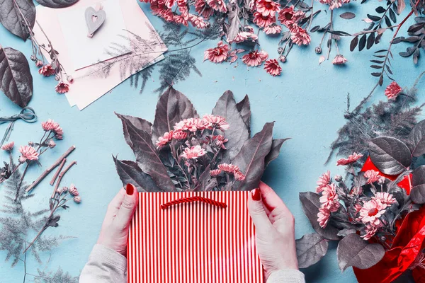 Arreglo Flores Mano Femenina Bolsa Regalo Papel Rojo Escritorio Floristería —  Fotos de Stock