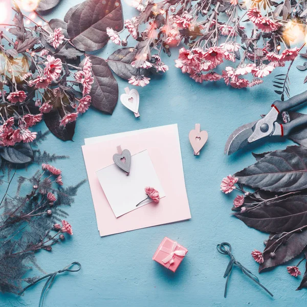 Kartu Ucapan Kosong Meja Penjual Bunga Biru Dengan Bunga Merah — Stok Foto