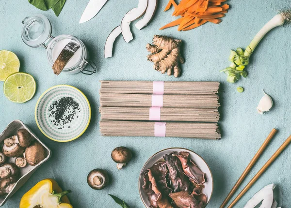 亚洲食物配料平铺在浅蓝色厨房桌子的背景上 蘑菇和调味品 味道鲜美的素食烹调和饮食 中国菜或泰国菜 健康营养概念 — 图库照片