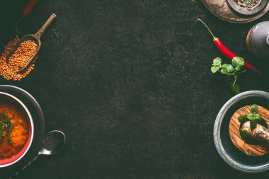 Sıcak mercimek çorbası, yemek malzemeleri, üst manzara, çerçeve. Sağlıklı vejetaryen yemeği