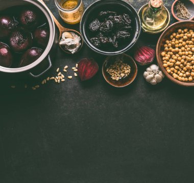 Çam fıstıklı pancar kökü salatası malzemeleri, koyu arka planda nohut ve kuru erik. Tasarımın için fotokopi alanı olan üst manzara. Sağlıklı temiz, düşük kalorili yiyecekler, diyet ve detoks yeme konsepti