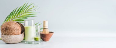 Hindistan cevizi sütüyle maça latte içkisi, hindistan cevizi espresso ve macha çırpı, ön manzara, pankart. Sağlıklı detoks, vejetaryen yiyecekler ve temiz yeme konsepti. Uzayı kopyala, afiş