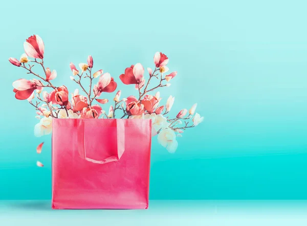 Розовый Пакет Весенними Цветущими Ветвями Стоящими Бирюзовом Синем Фоне Модный — стоковое фото