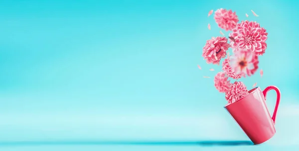 Różowy Kubek Pięknymi Latającymi Kwiatami Turkusowym Tle Kreatywna Kompozycja Kwiatowa — Zdjęcie stockowe