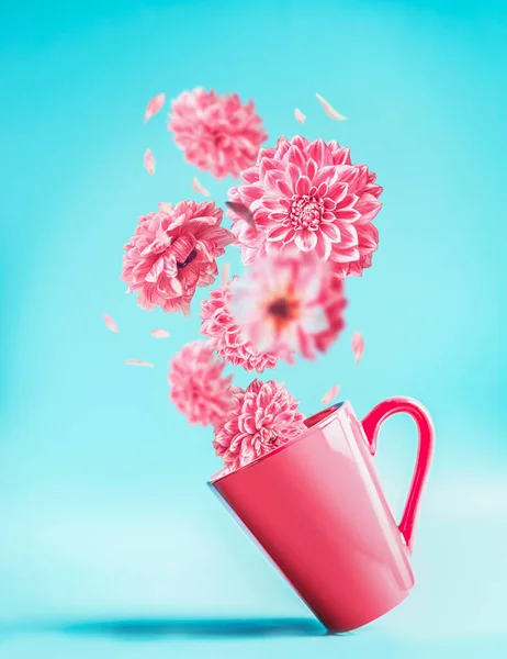 Rosa Kopp Med Vackra Flygande Blommor Turkos Blå Bakgrund Kreativa — Stockfoto