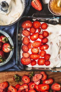 Kremalı çilekli pasta, hazırlama. Üst görünüm