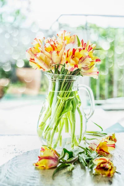 Lovely Tulipas Cacho Vaso Vidro Com Água Mesa Fundo Dia — Fotografia de Stock