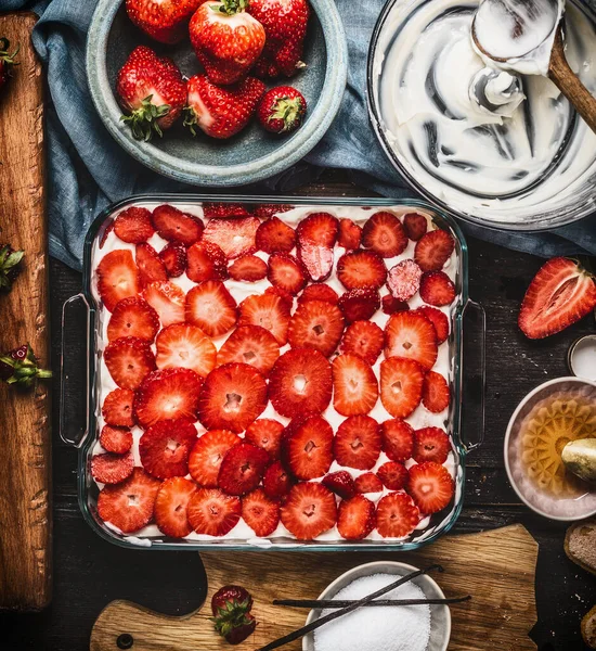 Strawberries Cake Sliced Strawberries Yogurt Rustic Kitchen Table Kitchen Tools — Stock Photo, Image