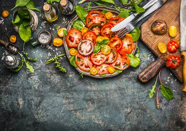 Kleurrijke Tomaten Salade Bereiding Met Snijplank Bord Bestek Bovenaanzicht Rand — Stockfoto