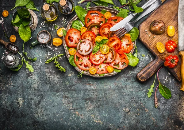 Colorful Tomatoes Salad Preparation Cutting Board Plate Cutlery Top View — Stock Photo, Image