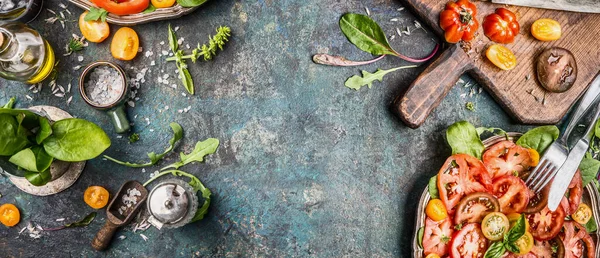 Salade Végétarienne Saine Préparant Avec Des Tomates Sur Fond Rustique — Photo