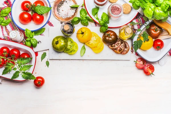 Különböző Friss Színes Paradicsom Felkészülés Egészséges Saláta Fehér Háttér Felülnézet — Stock Fotó