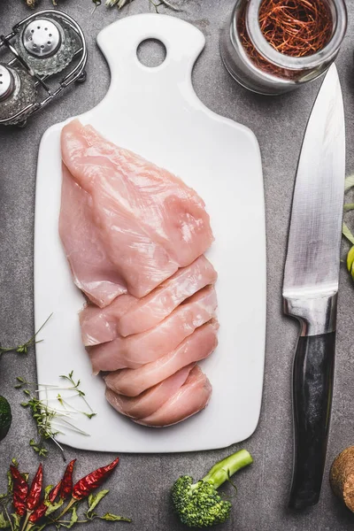 Ωμά Φιλέτα Στήθους Κοτόπουλου Λευκό Ξύλο Κοπής Κουζινομάχαιρο Και Υλικά — Φωτογραφία Αρχείου