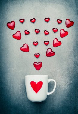 Kupa ve kırmızı kalp oku. Romantik Aşk Sembolleri, Sevgililer Günü veya Doğum günü Konsepti, metin için yer