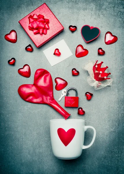 ハートシンボルと赤のバレンタインデーの装飾とカップギフトボックス グリーティングカード ロックとキー ハート形のクラウンとバルーン — ストック写真