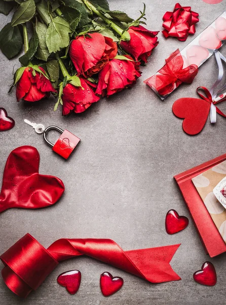 愛のシンボル 赤い装飾と美しいバラの束 トップビュー フレームとバレンタインデーの背景 — ストック写真