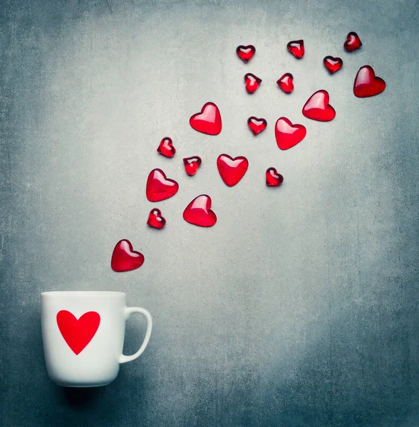 Чашка Красным Сердцем Летающими Стеклянными Сердцами Символы Романтической Любви День — стоковое фото