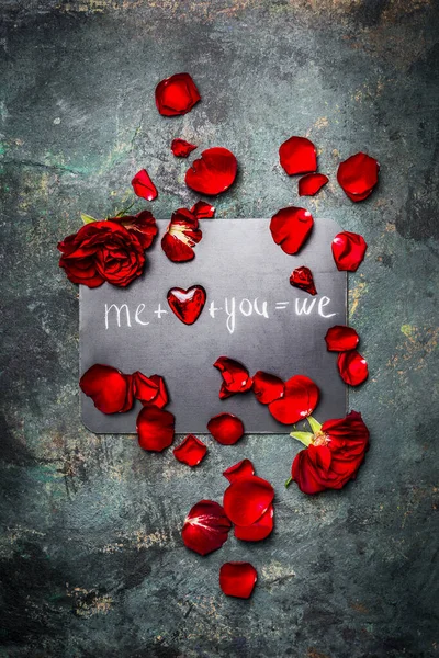 浪漫的情人节卡片 上面有红玫瑰 心脏和文字 顶视图由 — 图库照片