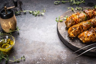 Koyu kırsal arka planda çeşnili et şişleri hazırlama, metin için yer