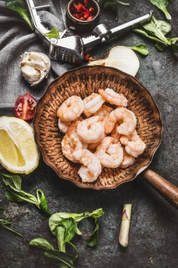 Kızarmış tavada karidesler mutfak arka planında yemek malzemeleri, üst manzara.