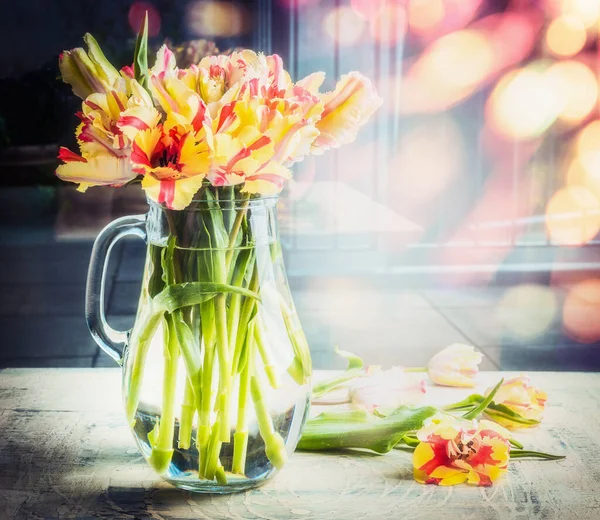 Ljus Bukett Tulpaner Glas Kanna Bordet Vid Solig Vår Dag — Stockfoto