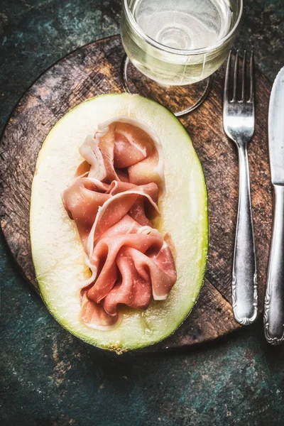 Melone Con Prosciutto Vino Posate Vista Dall Alto Primo Piano — Foto Stock