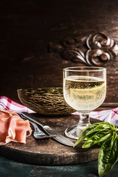 Traditionele Italiaanse Snack Droge Ham Meloen Glas Wijn Met Bestek — Stockfoto