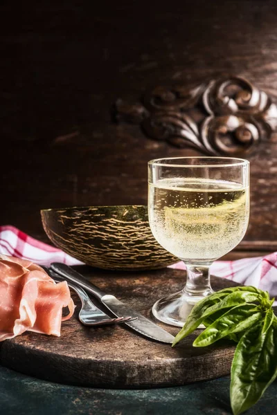 Traditionellt Italienskt Mellanmål Torr Härdad Skinka Melon Och Glas Vin — Stockfoto