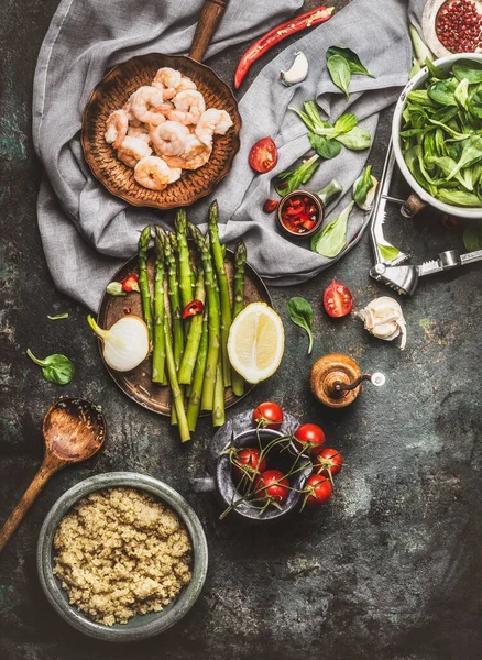 Leckere Zubereitung Von Quinoa Salat Mit Holzlöffel Garnelen Spargel Und — Stockfoto