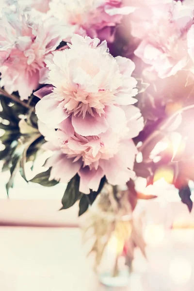 Ravissante Botte Pivoines Vase Verre Sur Table Avec Éclairage Bokeh — Photo