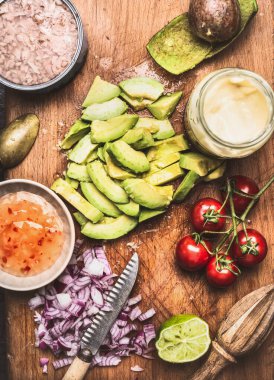 Bıçaklı avokado ve lezzetli salata ve sos için sağlıklı yemek malzemeleri.