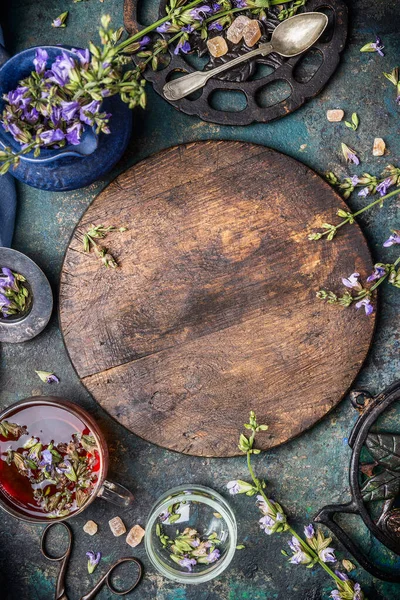 Board Φρέσκα Βότανα Και Λουλούδια Φλιτζάνι Τσάι Και Εργαλεία Κουζίνας — Φωτογραφία Αρχείου