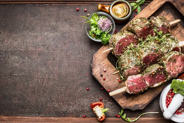 Preparação Espetos Carne Crua Saborosa Com Tempero Delicioso Fresco Fundo — Fotografia de Stock