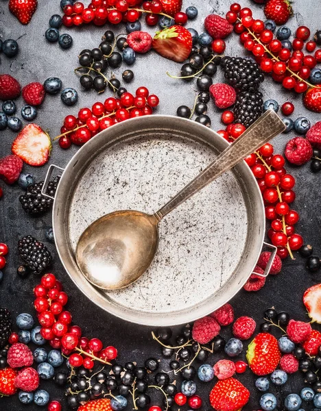 Panela Cozinha Com Colher Várias Bagas Frescas Fundo Escuro Vista — Fotografia de Stock