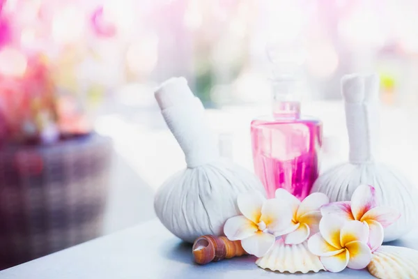 Mooie Spa Wellness Behandeling Product Met Kompres Ballen Lotion Frangipani — Stockfoto