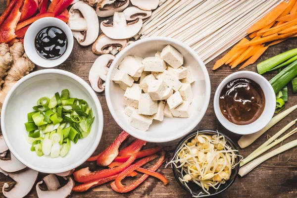 豆腐や麺 野菜と一緒に炒めるアジアのベジタリアン料理の具材のトップビュー — ストック写真