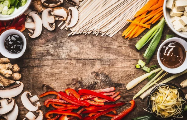 ベジタリアン料理の食材と箸でアジア料理の背景 レモングラス カット野菜 スプラウト ホイシンとオースタンソース トップビュー フレーム — ストック写真