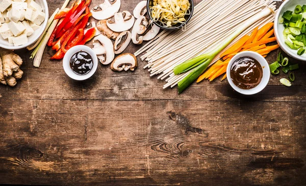 豆腐と炒めアジアの菜食主義者の料理成分 カット野菜 スプラウト レモングラス 木製の素朴な背景にホイシンとオーステンソース トップビュー 境界線 — ストック写真