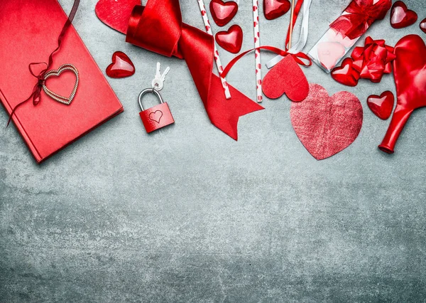 Красный День Святого Валентина Фон Различными Украшениями Приветствия Вид Сверху — стоковое фото