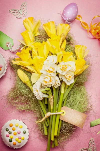 Pasen Begroeten Bloemen Bos Met Narcissen Cake Blanco Tag Bovenaanzicht — Stockfoto