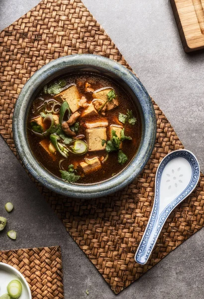 Sopa Sichuan Chinesa Com Tofu Carne Servida Tigela Vista Superior — Fotografia de Stock