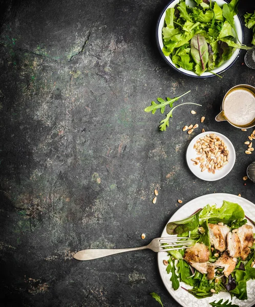 Egészséges Zöld Diéta Saláta Csirkével Fenyőmaggal Olívaolaj Öntettel Sötét Rusztikus — Stock Fotó